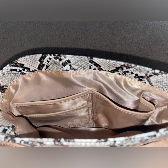 faux snakeskin Guess satchel purse - Picture 10 of 13